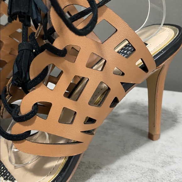 White House Black Market Tan & Black Strappy Heels Size 6.5 - Picture 6 of 13